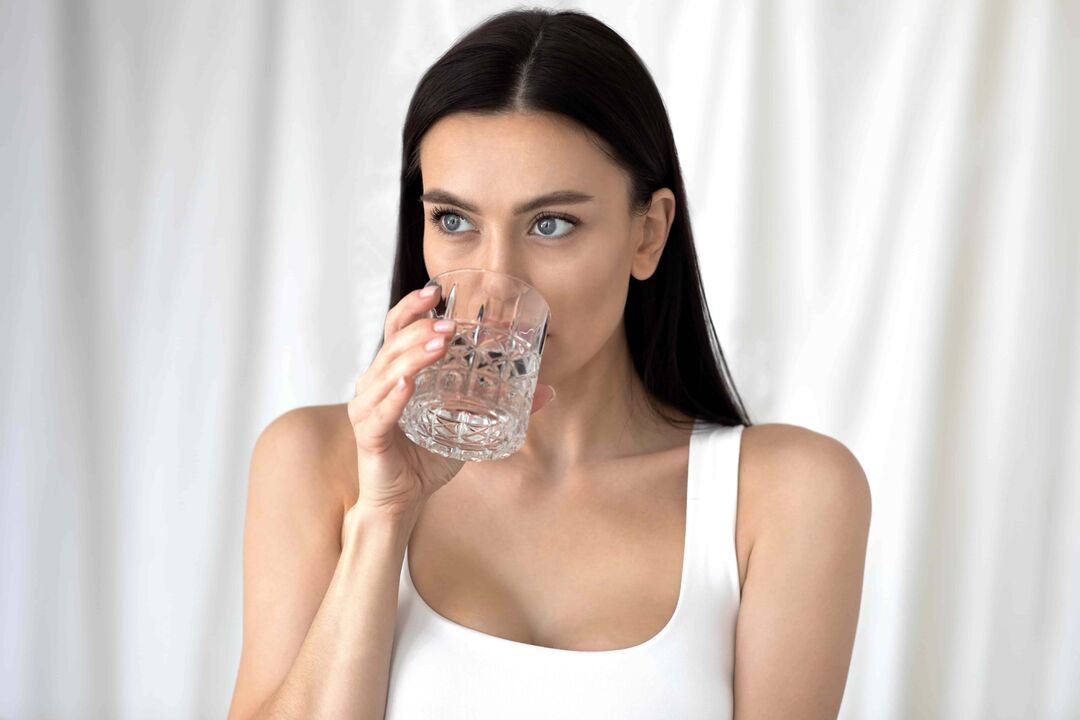 момиче пие вода за отслабване при правилно хранене