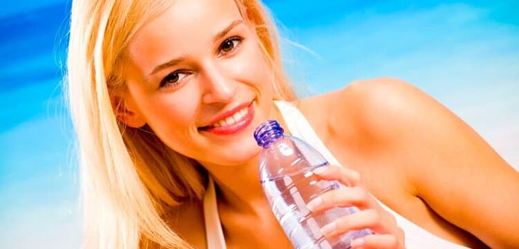 момиче, пиещо вода на диета за пиене